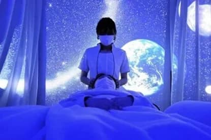 星空照明の下で受ける浅草橋アリエスの施術