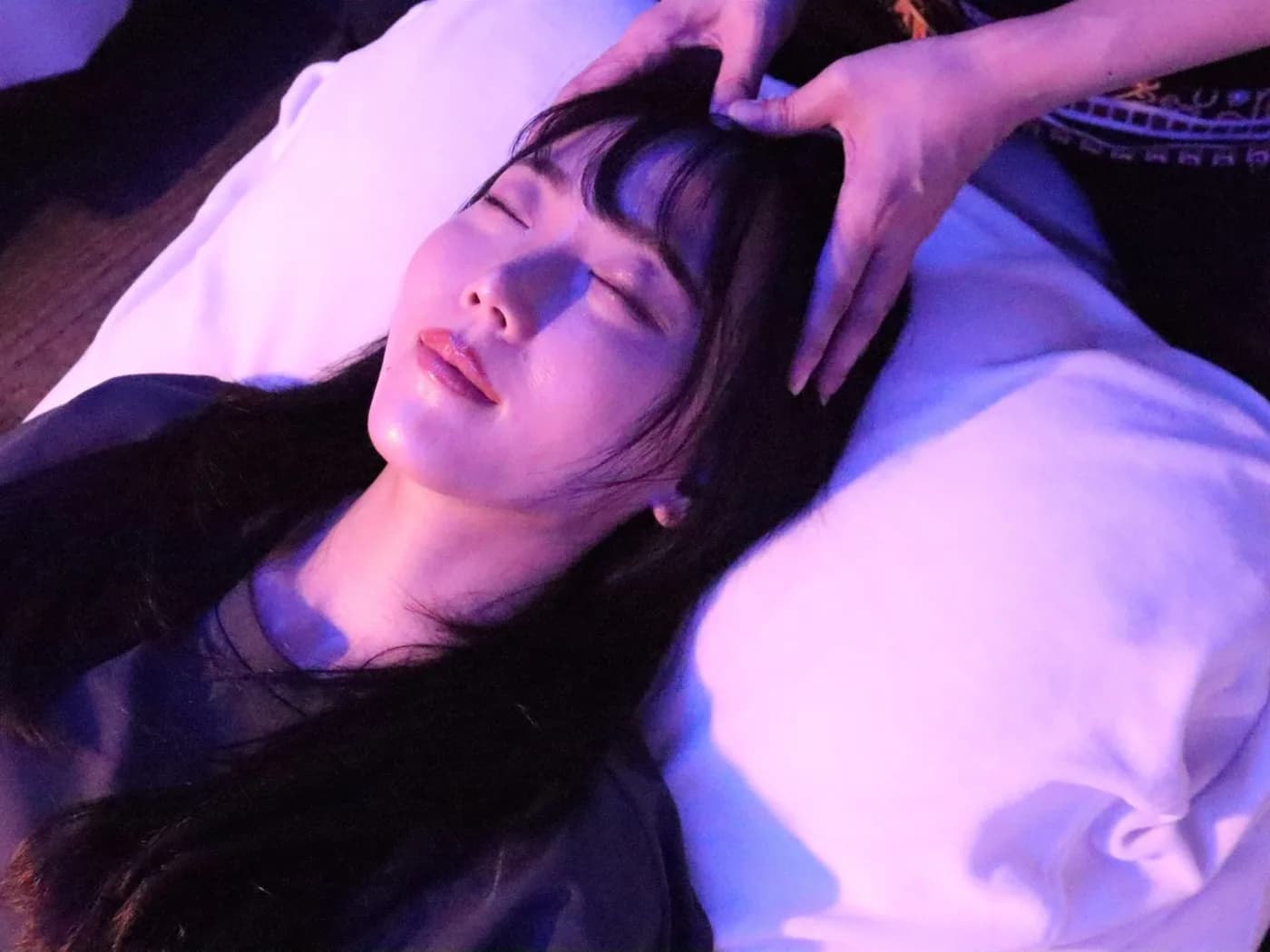 足つぼリフレルナスパ柏でドライヘッドスパを受けている様子